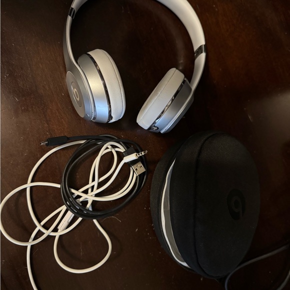 Beats Solo 3 Silver - Picture 2 of 4